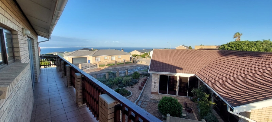 5 Bedroom Property for Sale in Wavecrest Eastern Cape
